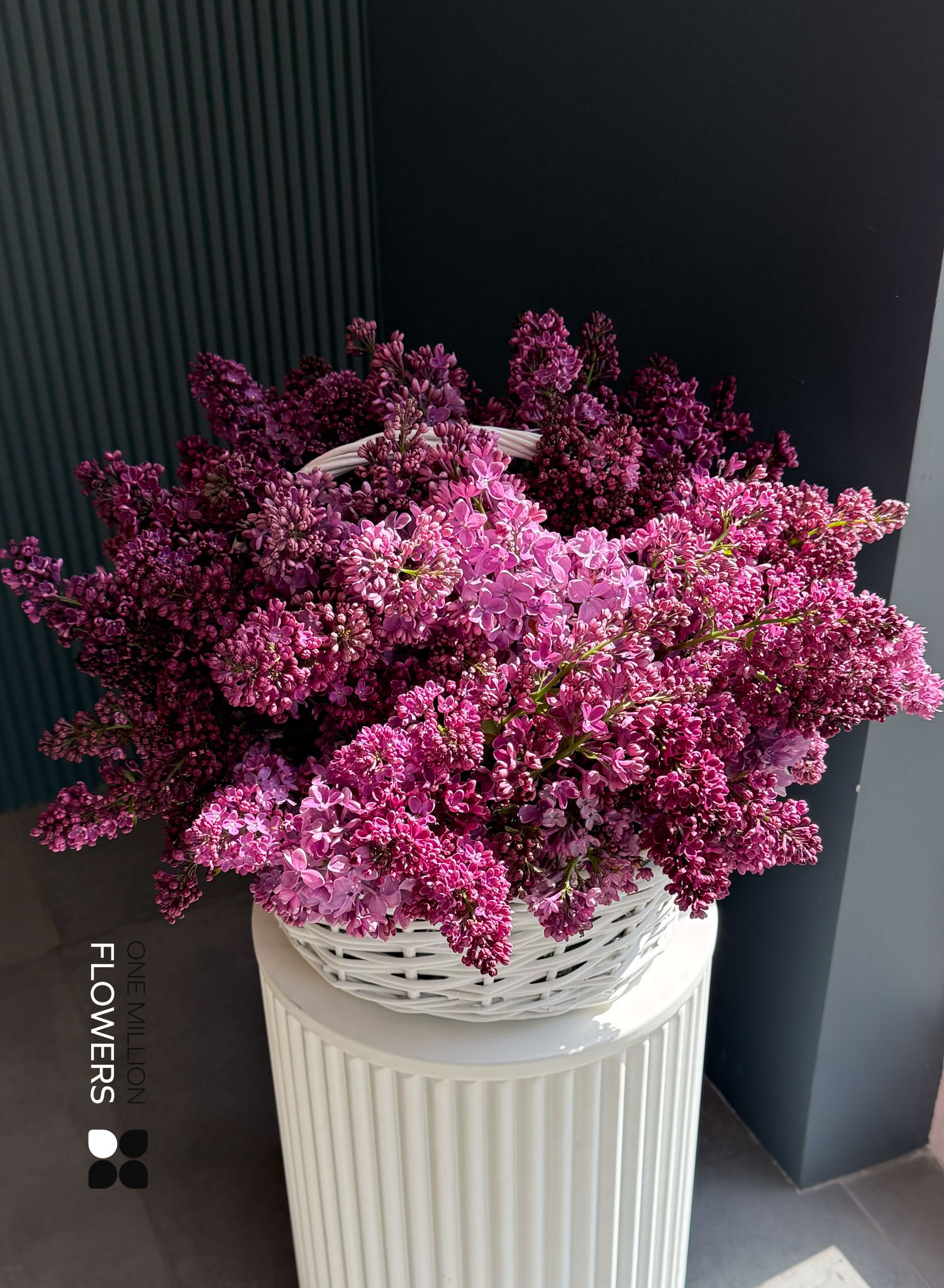 Корзина с 35 ветками сирени "Лайли"