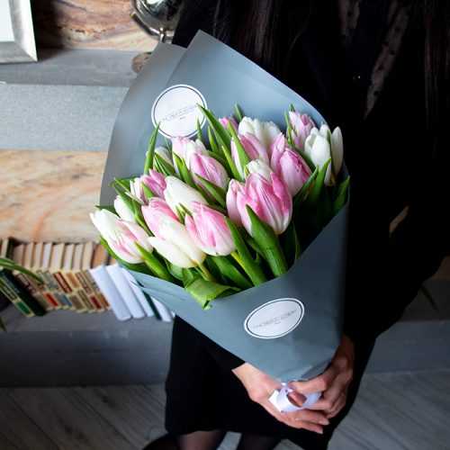 Букет из 25 тюльпанов "Вайт Пинк"