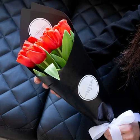 Букет из 7 тюльпанов "Ред" (От 20 букетов)